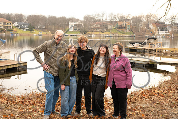 2025-12-27 Amy Schaefer and extended family_DSC_0453
