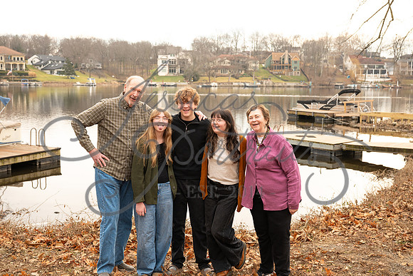 2025-12-27 Amy Schaefer and extended family_DSC_0454