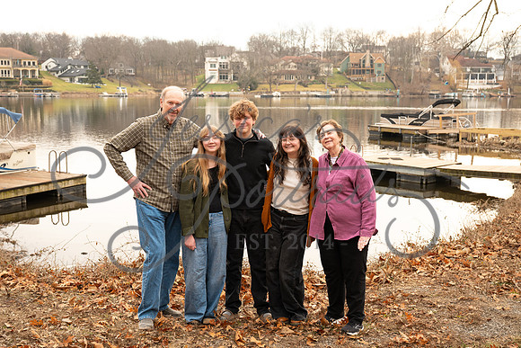 2025-12-27 Amy Schaefer and extended family_DSC_0459