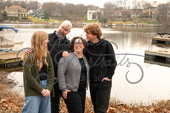 2025-12-27 Amy Schaefer and extended family_DSC_0475