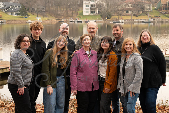 2025-12-27 Amy Schaefer and extended family_DSC_0517