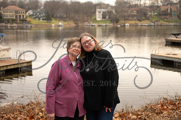 2025-12-27 Amy Schaefer and extended family_DSC_0542