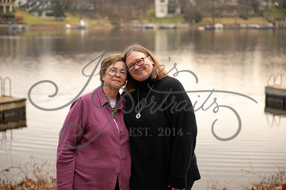 2025-12-27 Amy Schaefer and extended family_DSC_0544