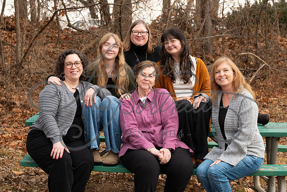 2025-12-27 Amy Schaefer and extended family_DSC_0562