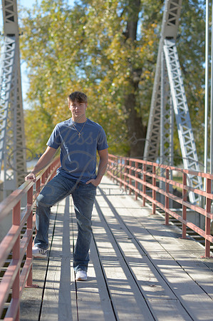 2024-11-01 Vinny Ross Senior pics Downtown Parkville__JAE4056