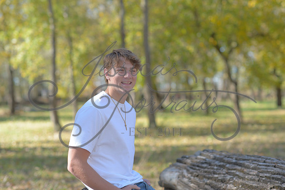 2024-11-01 Vinny Ross Senior pics Downtown Parkville__JAE4026