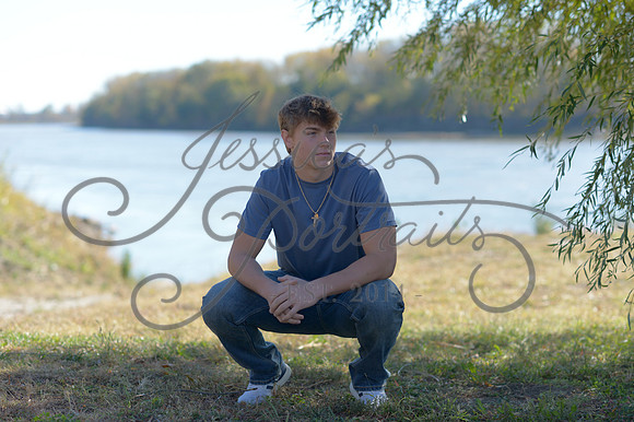 2024-11-01 Vinny Ross Senior pics Downtown Parkville__JAE4071