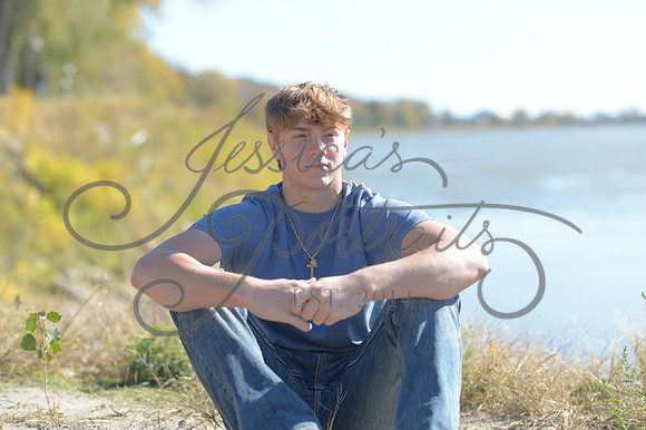 2024-11-01 Vinny Ross Senior pics Downtown Parkville__JAE4086