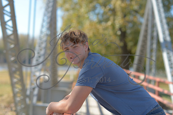 2024-11-01 Vinny Ross Senior pics Downtown Parkville__JAE4049