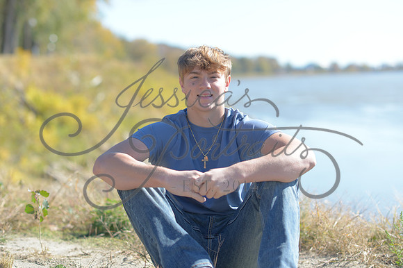 2024-11-01 Vinny Ross Senior pics Downtown Parkville__JAE4083