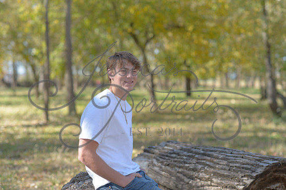 2024-11-01 Vinny Ross Senior pics Downtown Parkville__JAE4024