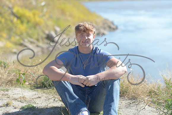 2024-11-01 Vinny Ross Senior pics Downtown Parkville__JAE4075