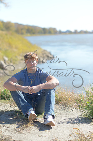 2024-11-01 Vinny Ross Senior pics Downtown Parkville__JAE4079
