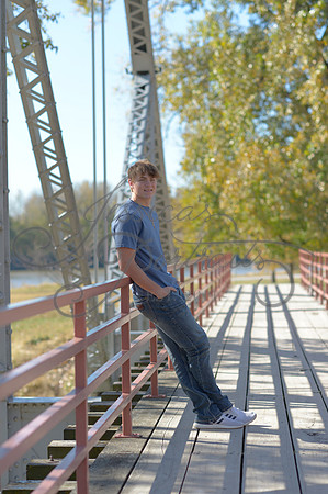 2024-11-01 Vinny Ross Senior pics Downtown Parkville__JAE4052