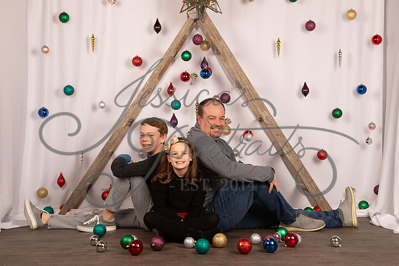 2023-11-19 April and Steve Ballard X-mas mini shoot_JAE_7788