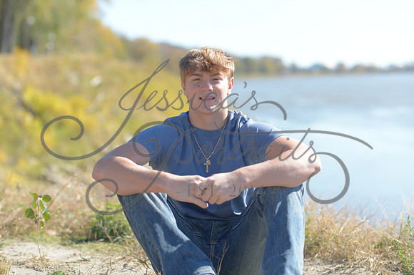 2024-11-01 Vinny Ross Senior pics Downtown Parkville__JAE4082