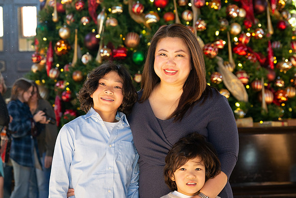 2023-12-10 Maria Perez at K.C. Union Station_DSC_0707