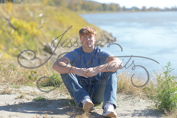 2024-11-01 Vinny Ross Senior pics Downtown Parkville__JAE4076