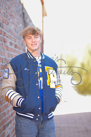 2024-11-01 Vinny Ross Senior pics Downtown Parkville__JAE3965