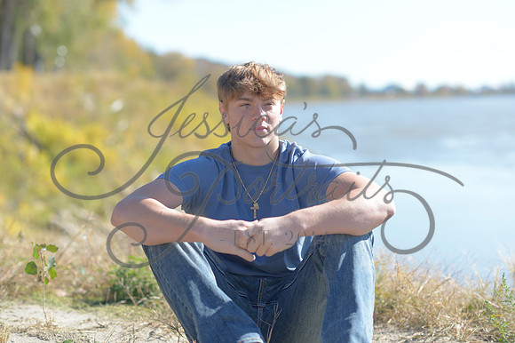 2024-11-01 Vinny Ross Senior pics Downtown Parkville__JAE4085