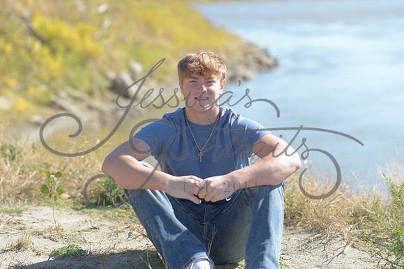 2024-11-01 Vinny Ross Senior pics Downtown Parkville__JAE4074