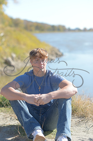2024-11-01 Vinny Ross Senior pics Downtown Parkville__JAE4087