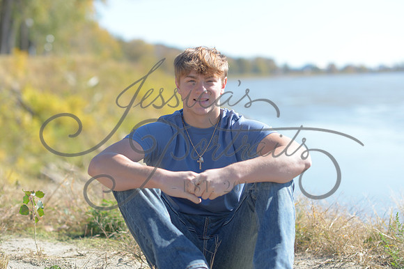 2024-11-01 Vinny Ross Senior pics Downtown Parkville__JAE4084