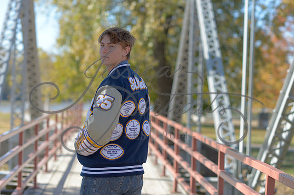 2024-11-01 Vinny Ross Senior pics Downtown Parkville__JAE4036