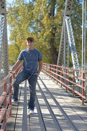 2024-11-01 Vinny Ross Senior pics Downtown Parkville__JAE4057