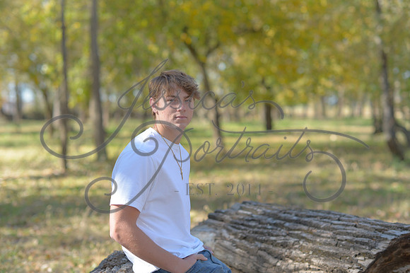 2024-11-01 Vinny Ross Senior pics Downtown Parkville__JAE4022