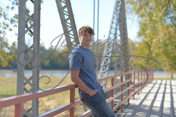 2024-11-01 Vinny Ross Senior pics Downtown Parkville__JAE4053