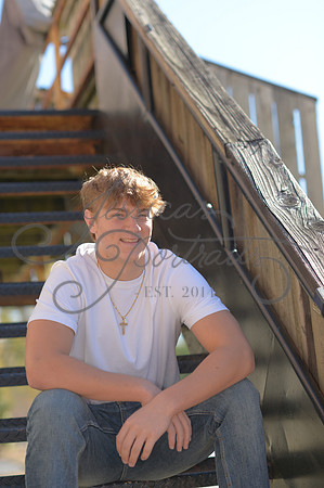 2024-11-01 Vinny Ross Senior pics Downtown Parkville__JAE4017