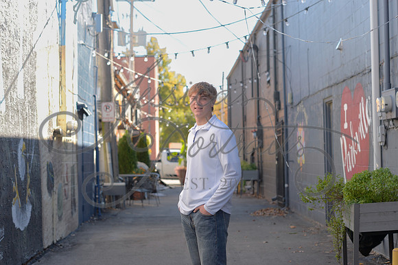 2024-11-01 Vinny Ross Senior pics Downtown Parkville__JAE3913
