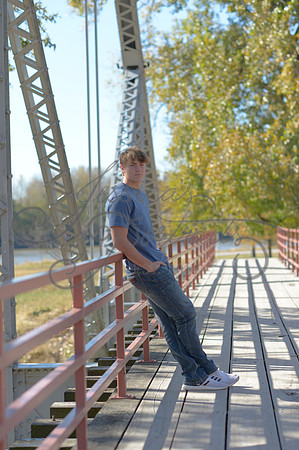 2024-11-01 Vinny Ross Senior pics Downtown Parkville__JAE4051