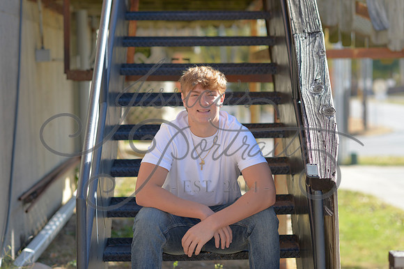 2024-11-01 Vinny Ross Senior pics Downtown Parkville__JAE4010