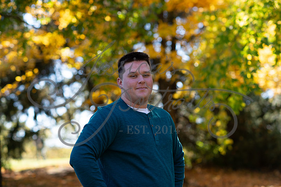2024-10-26 Dipple Family and Sams Senior pics__JAE2385