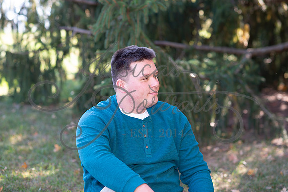 2024-10-26 Dipple Family and Sams Senior pics__JAE2392
